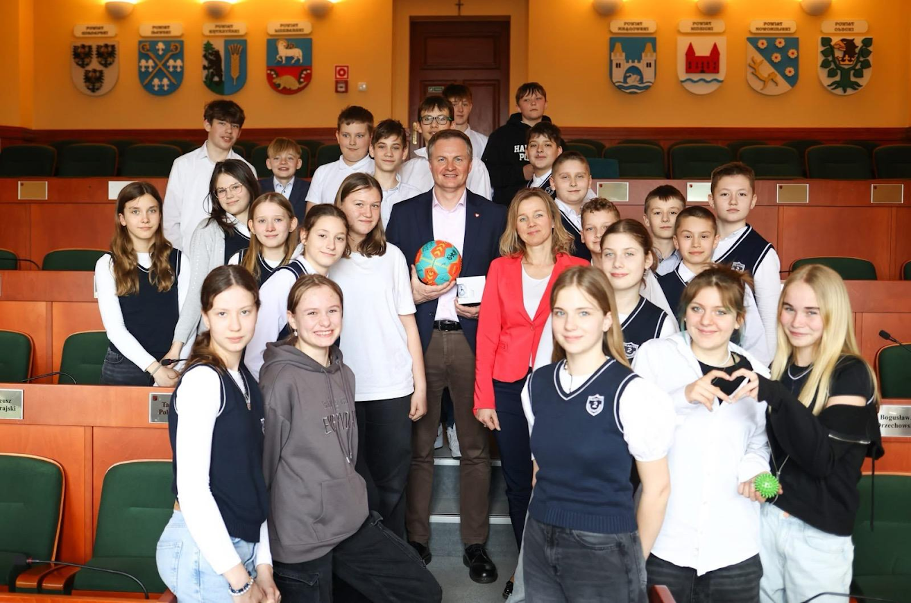 Zdjęcie ze spotkania klasy 6f w Urzędzie Marszałkowskim.