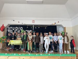 Zdjęcie z obchodów Dnia Ziemi w klasach I-III