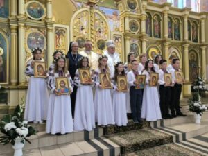 Zdjęcie z uroczystości I Komunii Świętej uczniów klas III