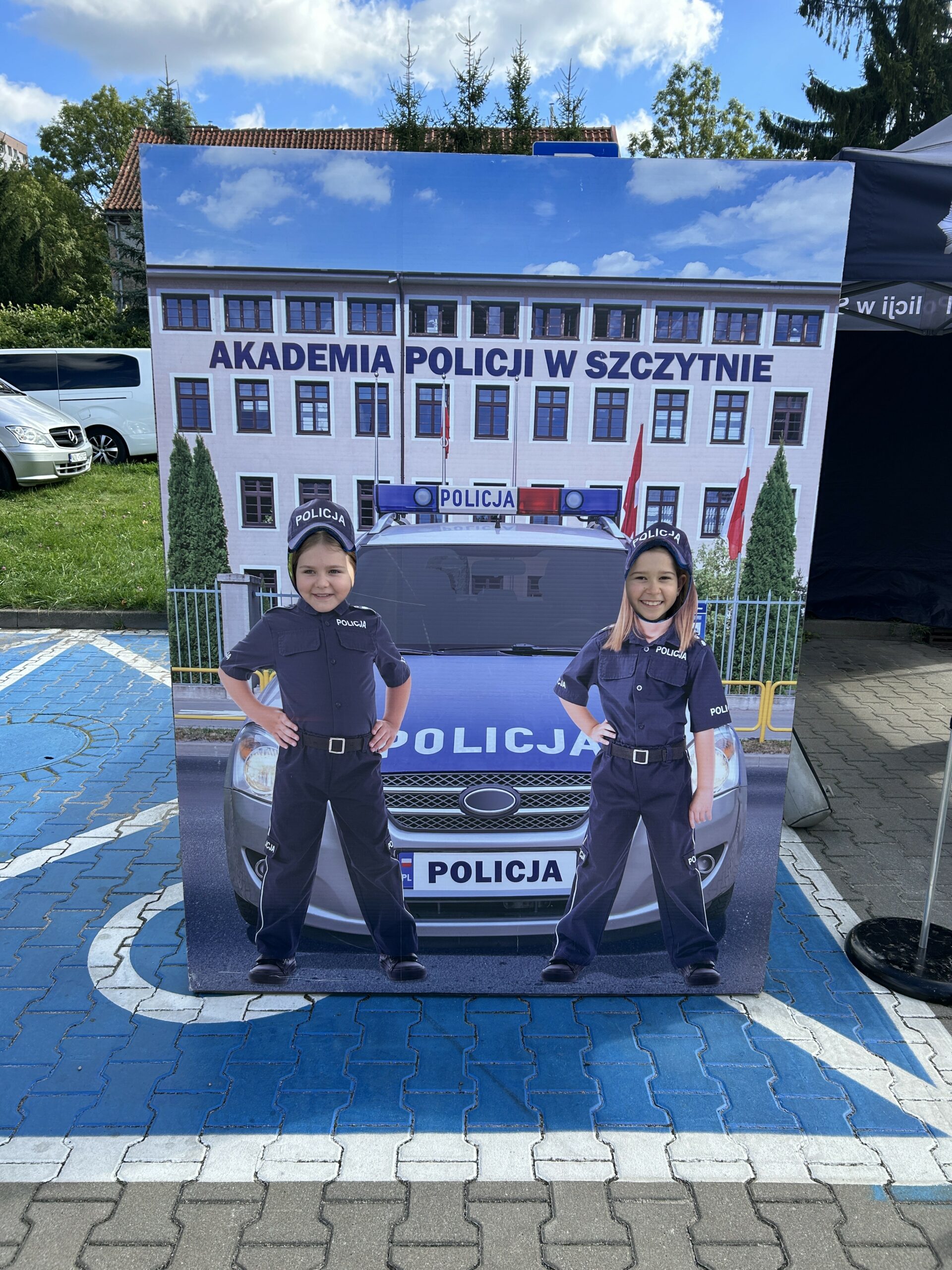 udział uczniów w happeningu z okazji Dnia Krajowej Administracji Skarbowej