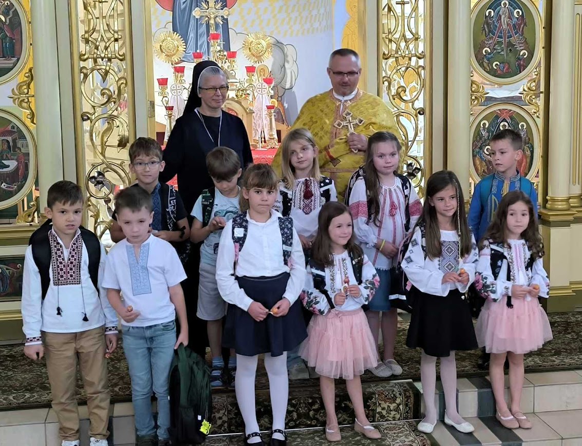 Zdjęcie z poświęcenia tornistrów uczniów klasy 1