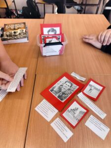 Zdjęcia z podsumowania pracy z lekturą "Kamienie na Szaniec" w klasie 8c