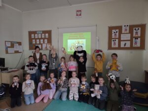 Szkolne obchody Światowego Dnia Pluszowego Misia - akcja w bibliotece dla uczniów klas 1-3