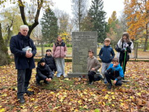 Społeczność Naszej Szkoły pielęgnuje tradycję — jak co roku chętni uczniowie, wraz z nauczycielami historii, udają się na pobliskie cmentarze. Tam starają się porządkować groby osób zasłużonych dla historii miasta i kraju.