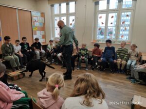 Uczniowie poznają pracę celników