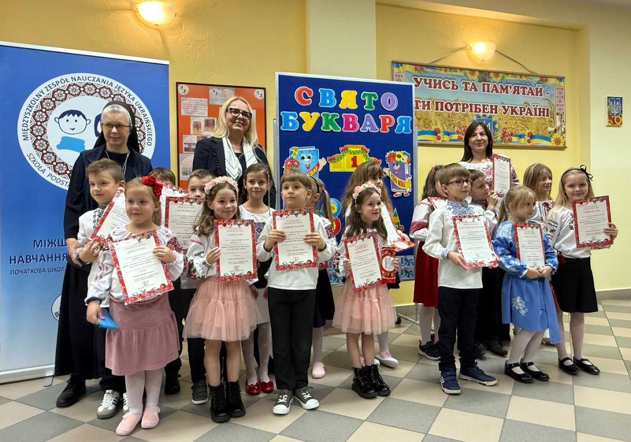 Zdjęcie z uroczystości ślubowania uczniów klasy pierwszej