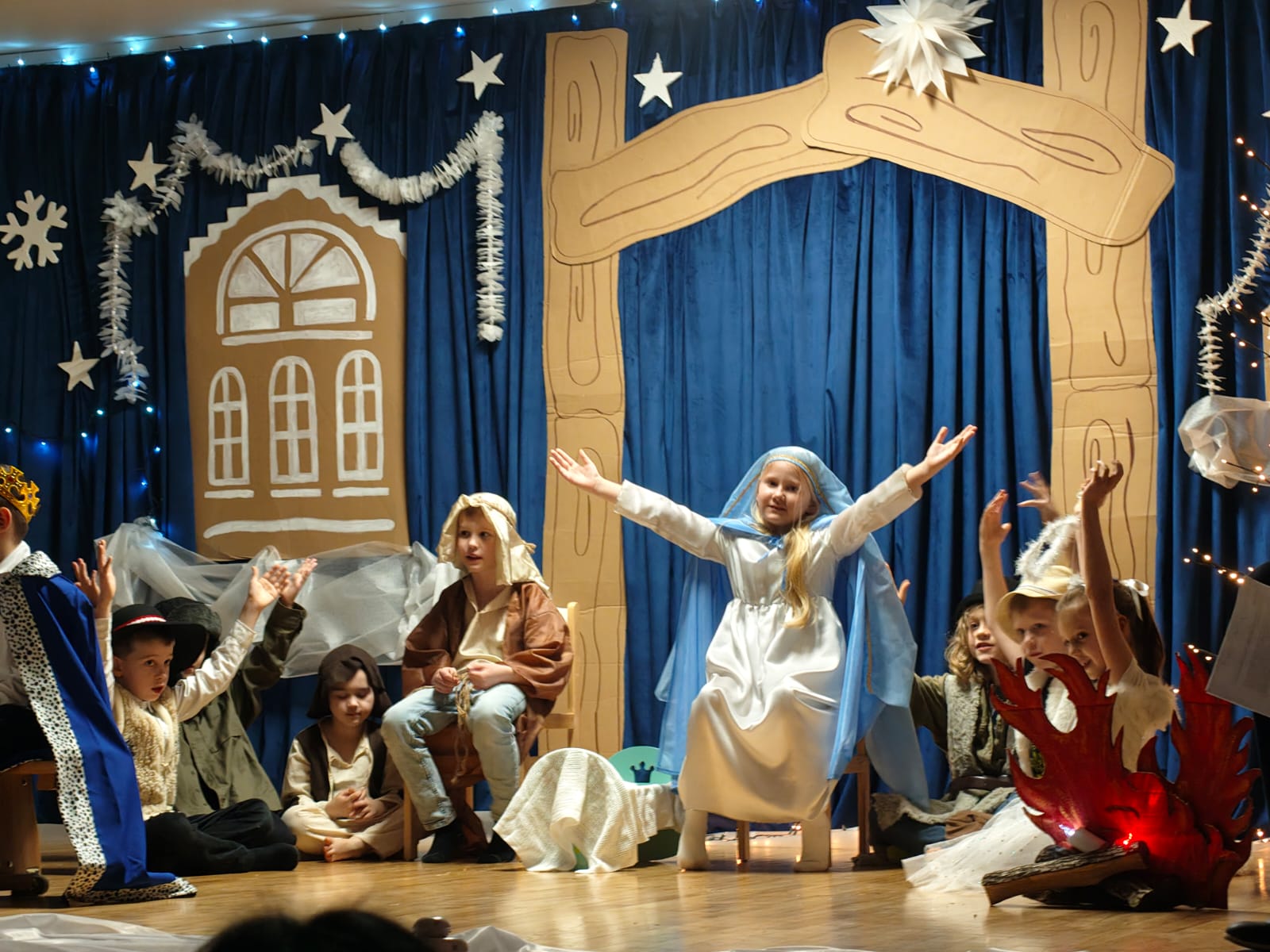 Jasełka - scena ze stajenki z Maryją, Jozefem, Dzieciątkiem i pasterzami