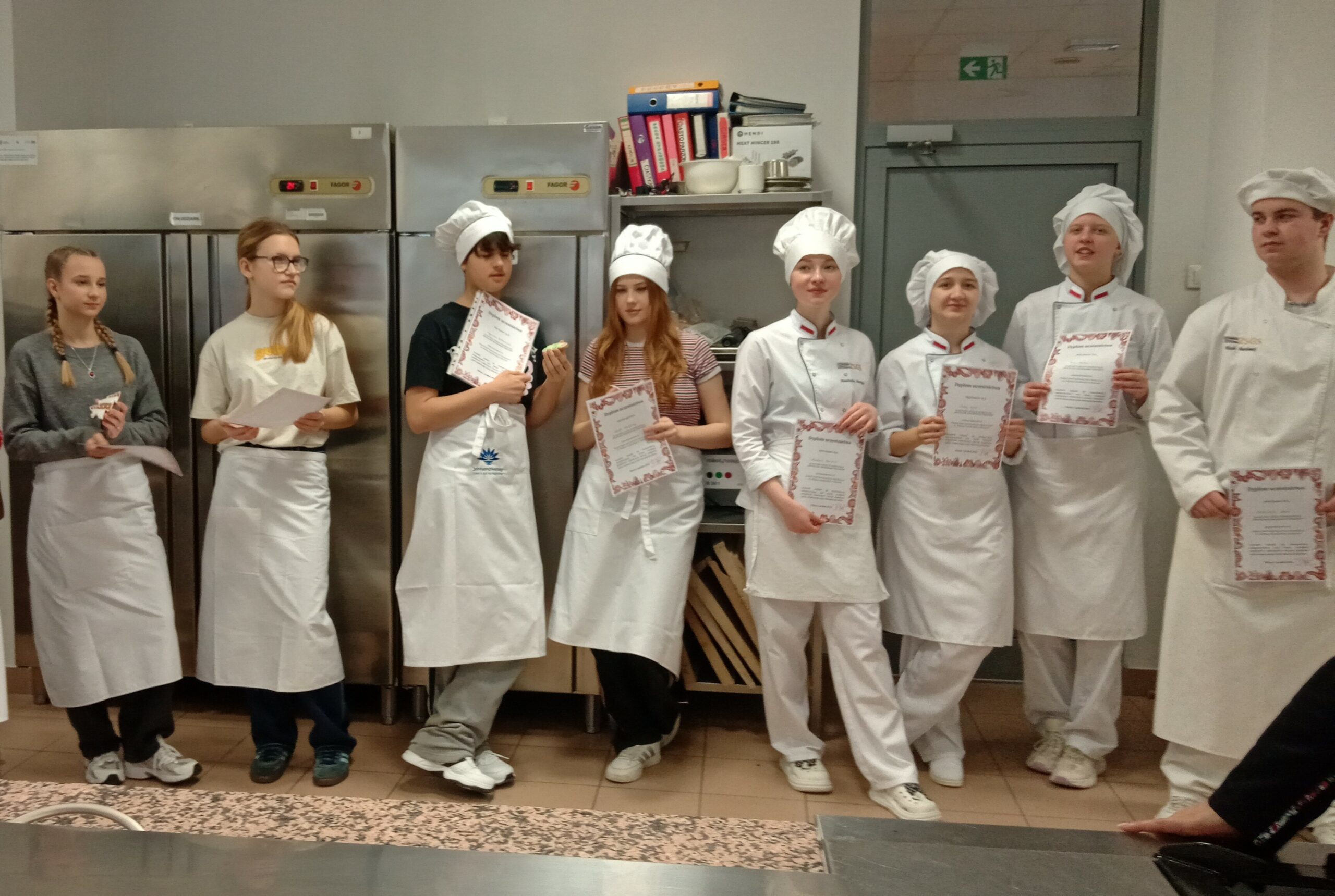 Uczniowie podczas akcji świątecznego dekorowania pierników - warsztaty w ZSG-S w Olsztynie