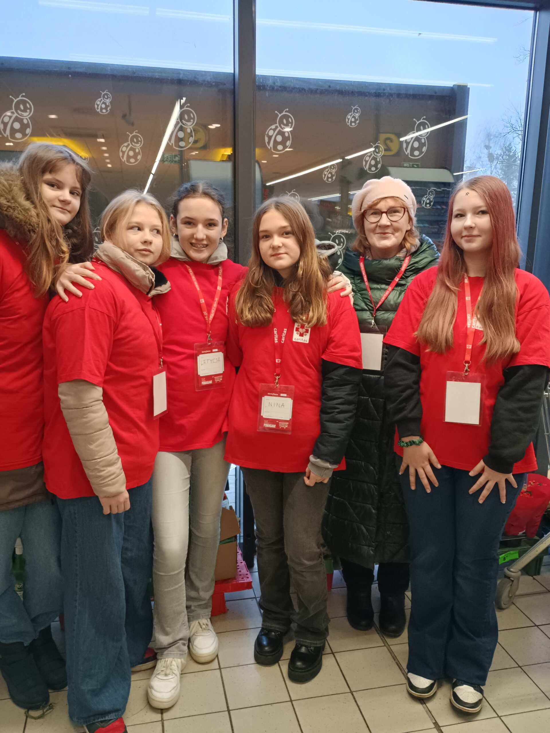 WSololntariusze uczestniczący w akcji zbiórki żywności Tak, pomagam