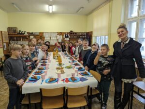lekcja w klasie 4c z lekturą Mikołajek - śniadanie w stylu francuskim