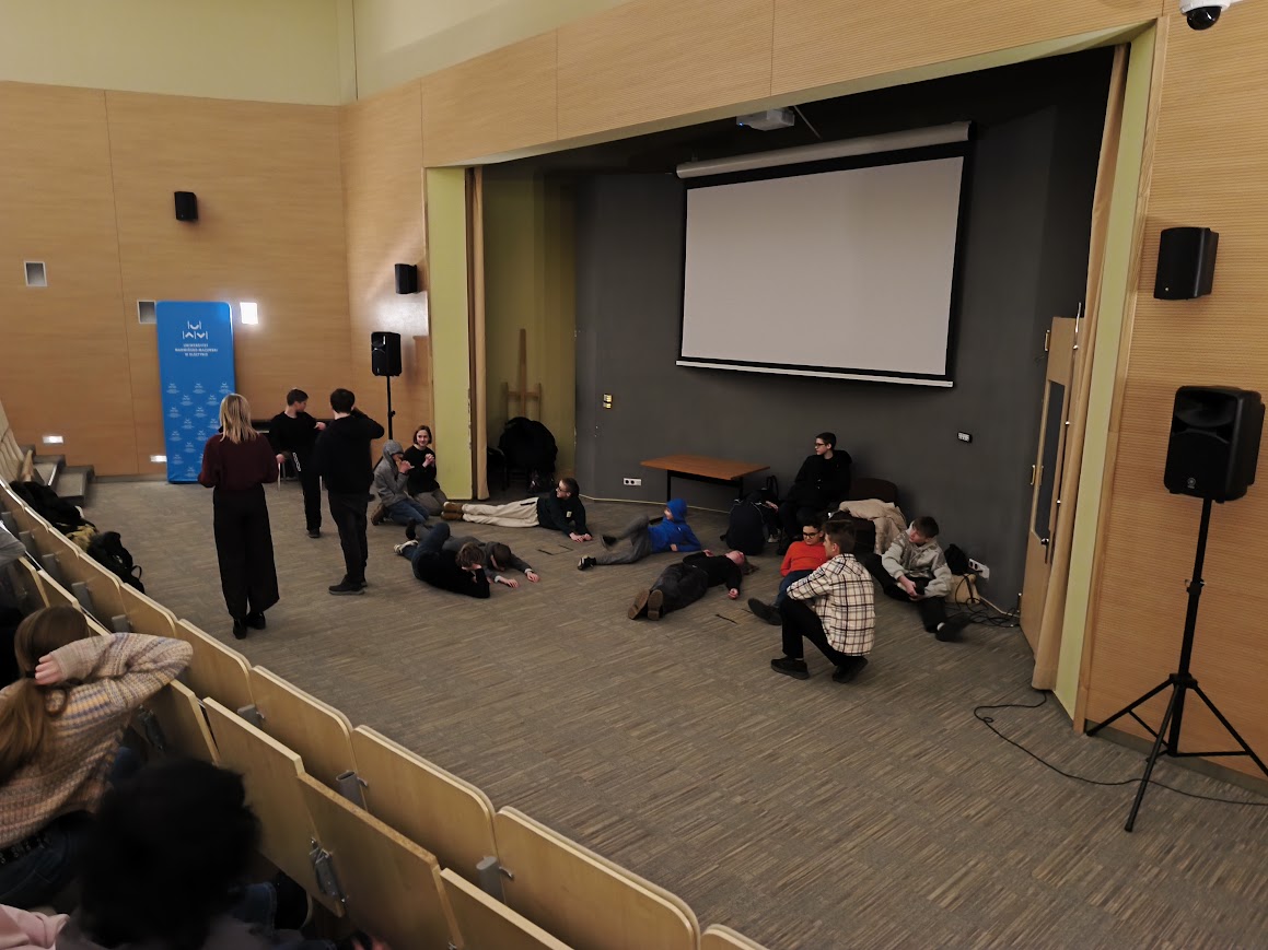 Zdjęcia z warsztatów teatralnych w języku angielskim na UWM