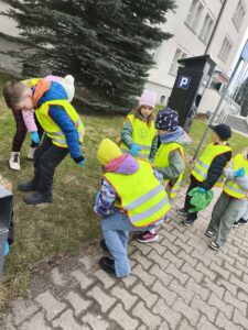 Udział w akcji Olsztyn czysty na wiosnę - dzieci w żółtych kamizelkach