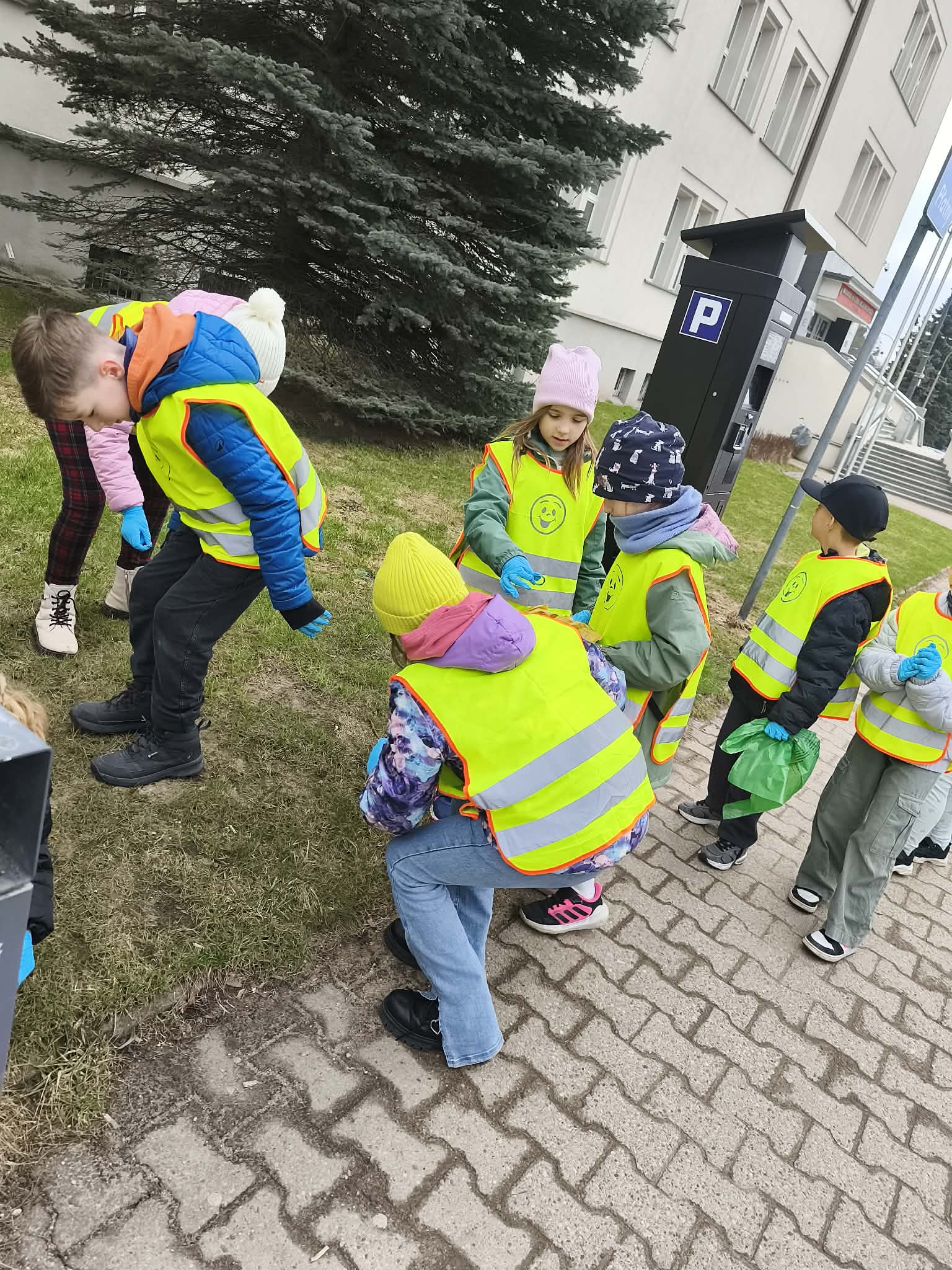 Udział w akcji Olsztyn czysty na wiosnę - dzieci w żółtych kamizelkach