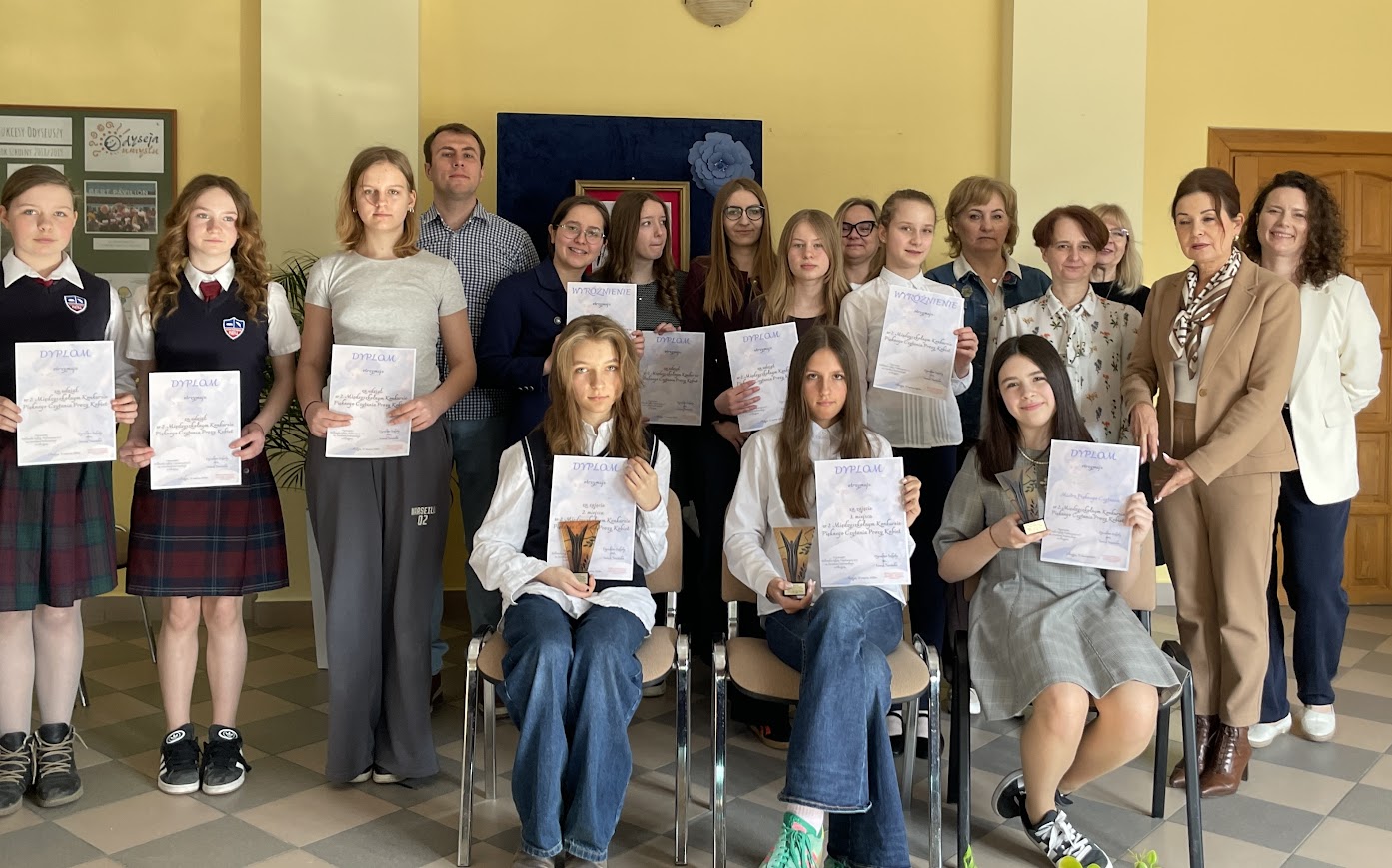 Zdjęcia z Międzyszkolnego Konkursu Pięknego Czytania Prozy Kobiet