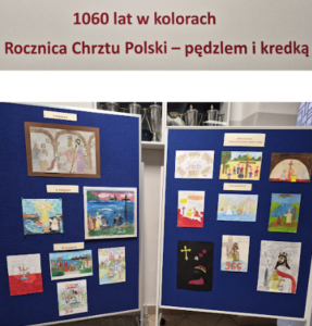 Plakat z napisem „1060 lat w kolorach. Rocznica Chrztu Polski – pędzlem i kredką”. Poniżej znajdują się dwie niebieskie tablice wystawowe ustawione obok siebie, na których zaprezentowano prace plastyczne dzieci. Rysunki przedstawiają sceny związane z chrztem Polski, postacie historyczne oraz symbole religijne, wykonane różnymi technikami i w żywych kolorach.